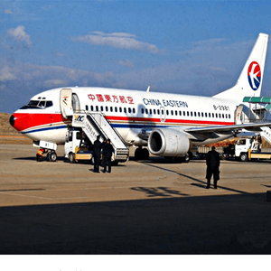 格尔木机场空运航空快运业稳步发展的原因是什么？